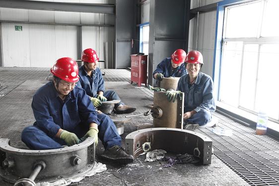 离心压缩机的检建是一项精密而又繁沉的工作。检建车间工作人员和造氢车间姬智裕等在算帐设备零件。